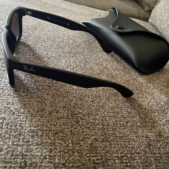 Ray-Ban RB4165 Justin Sunglasses - Picture 3 of 4